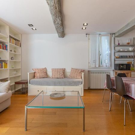 Pleasant Central Apartment With Garden Bologna Bagian luar foto