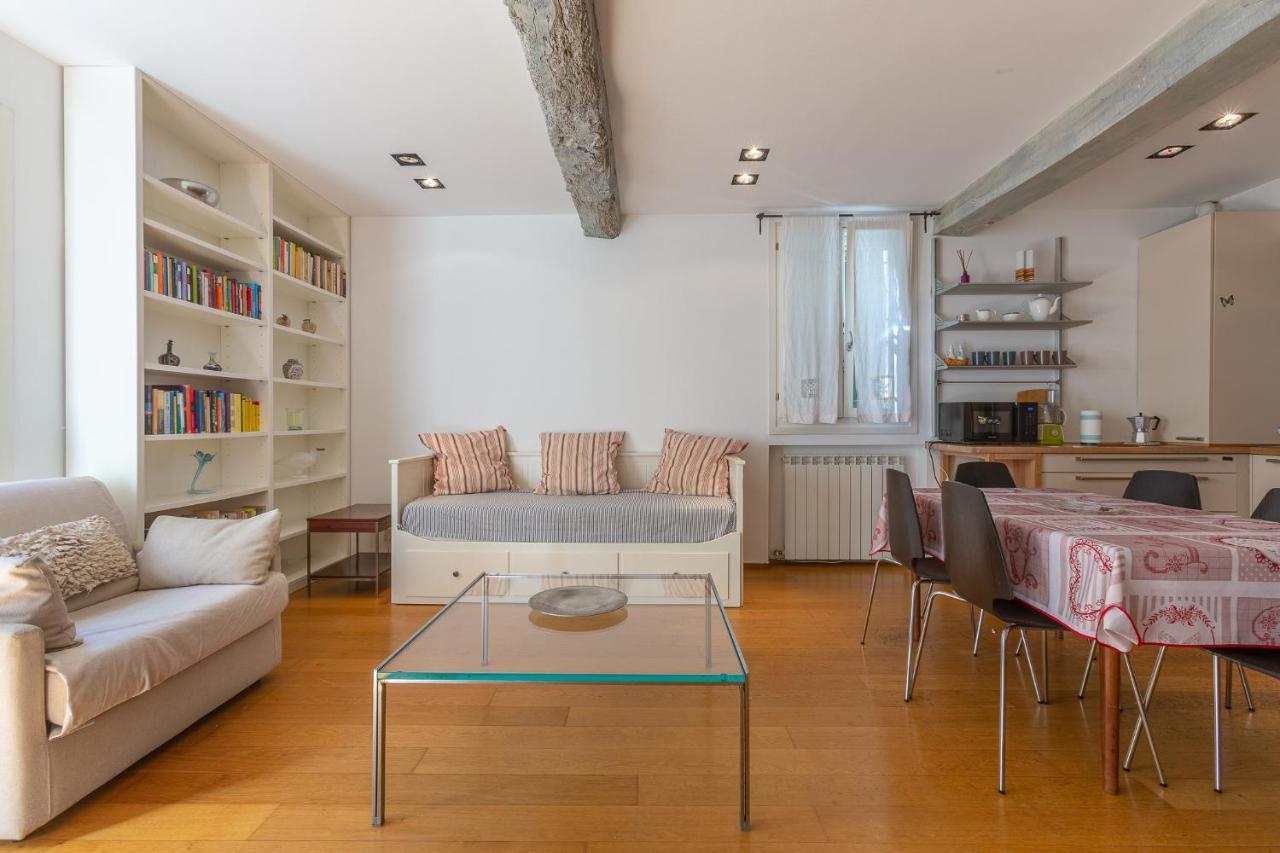 Pleasant Central Apartment With Garden Bologna Bagian luar foto