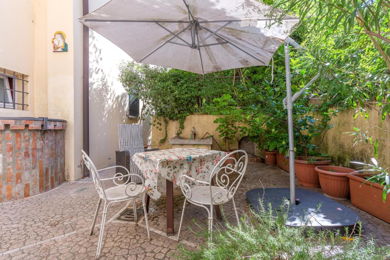 Pleasant Central Apartment With Garden Bologna Bagian luar foto