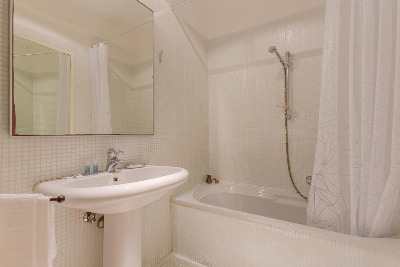 Pleasant Central Apartment With Garden Bologna Bagian luar foto